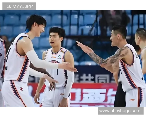 上海男篮与浙江男篮激战正酣谁能在这场对决中笑到最后